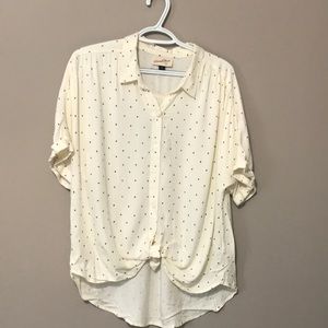 Woman’s short sleeve Universal Thread Top. Large